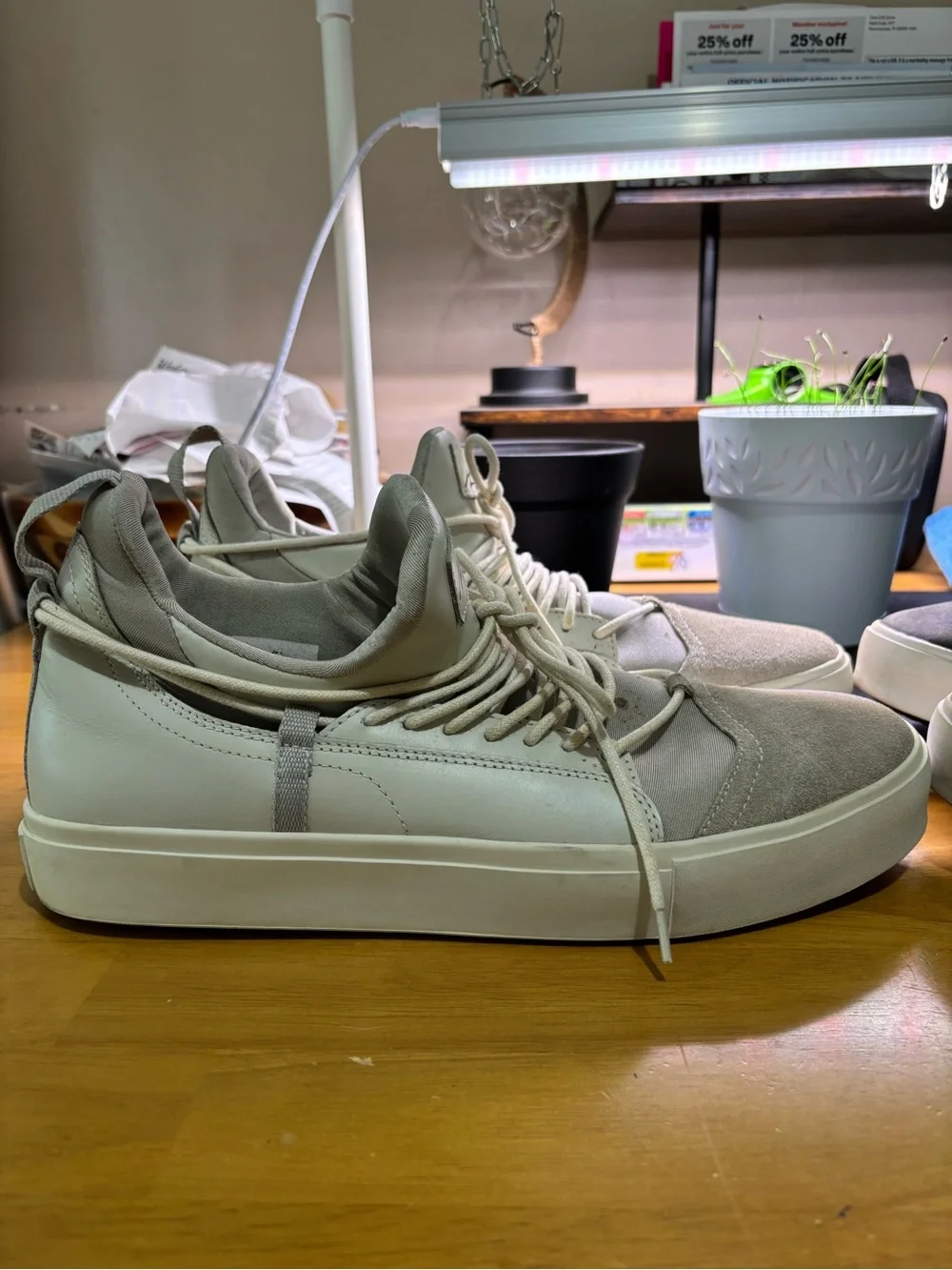 Article number Sneaker Lot Sneakers in Light Gray and Black Men’s.